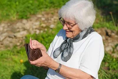 Rester chez soi quand on est âgé coûte plus cher