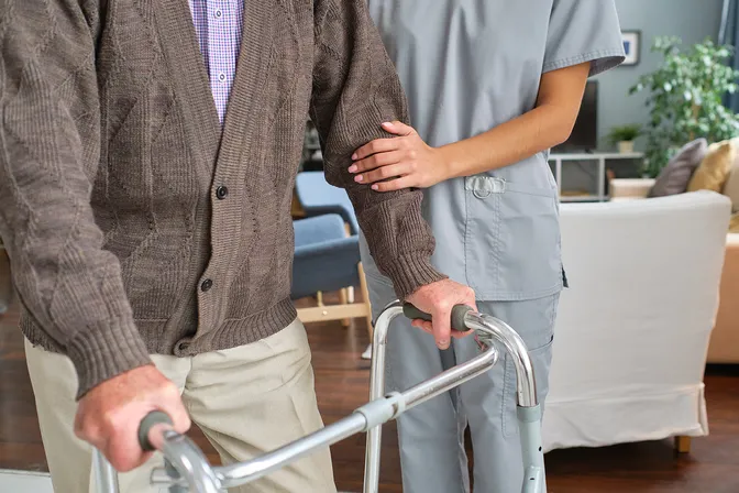 Maintien à domicile ou Ehpad : comment choisir?